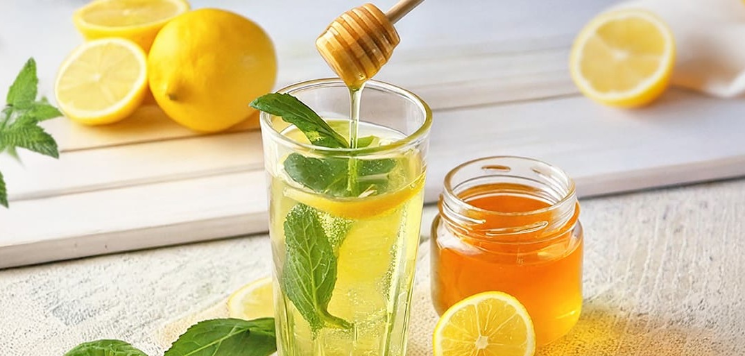 Refreshing homemade lemonade – a zesty and bubbly lemon drink perfect for hot days.