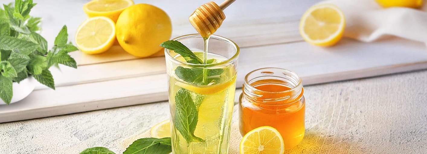 Refreshing homemade lemonade – a zesty and bubbly lemon drink perfect for hot days.