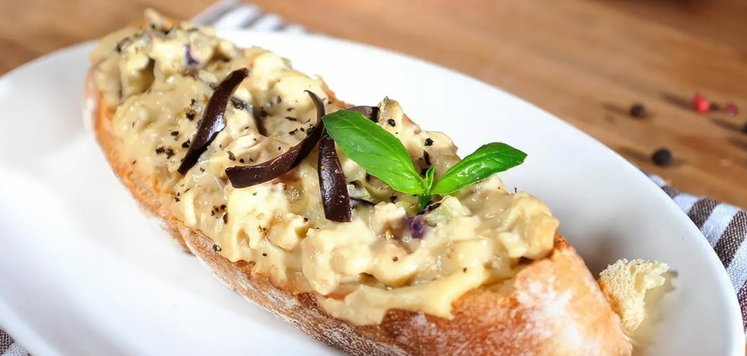 Eggplant bruschetta – a flavorful appetizer with grilled eggplant, fresh tomatoes, and herbs on crispy bread.