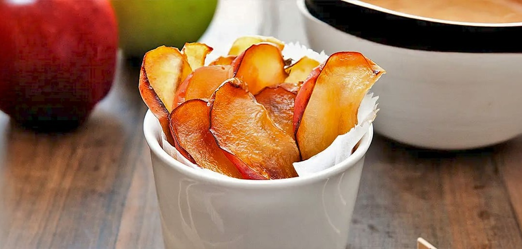 Crispy apple chips – a healthy and crunchy snack made from fresh apple slices.