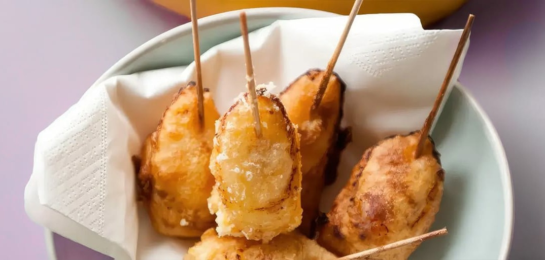 Delicious banana and cheese skewers – a sweet and savory snack with fresh bananas and cheese cubes.