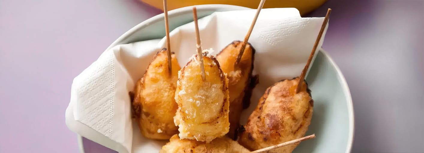 Delicious banana and cheese skewers – a sweet and savory snack with fresh bananas and cheese cubes.