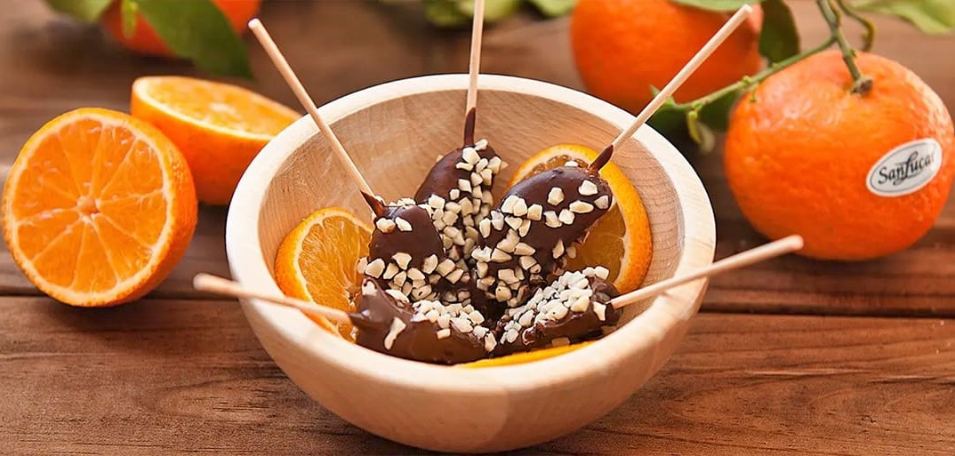 Juicy chocolate-dipped clementines – a sweet and tangy treat with rich dark chocolate coating