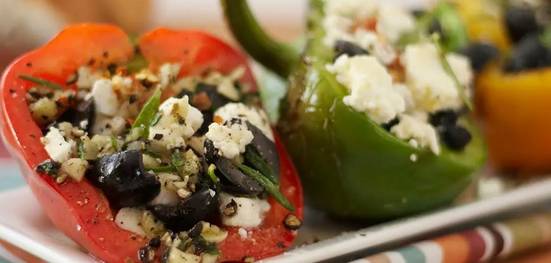 Stuffed bell peppers with cheese and olives – a flavorful and colorful appetizer or side dish