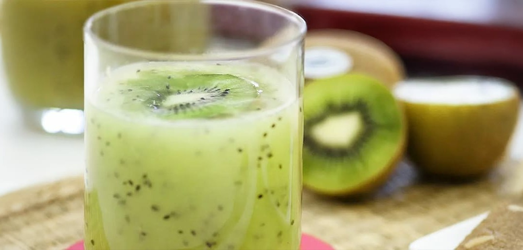 Refreshing kiwi smoothie – a vibrant and healthy drink made with fresh kiwi and natural ingredients