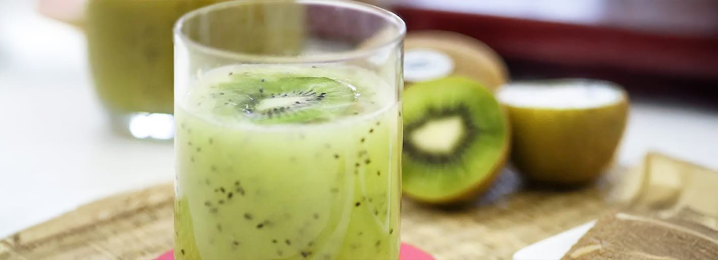 Refreshing kiwi smoothie – a vibrant and healthy drink made with fresh kiwi and natural ingredients