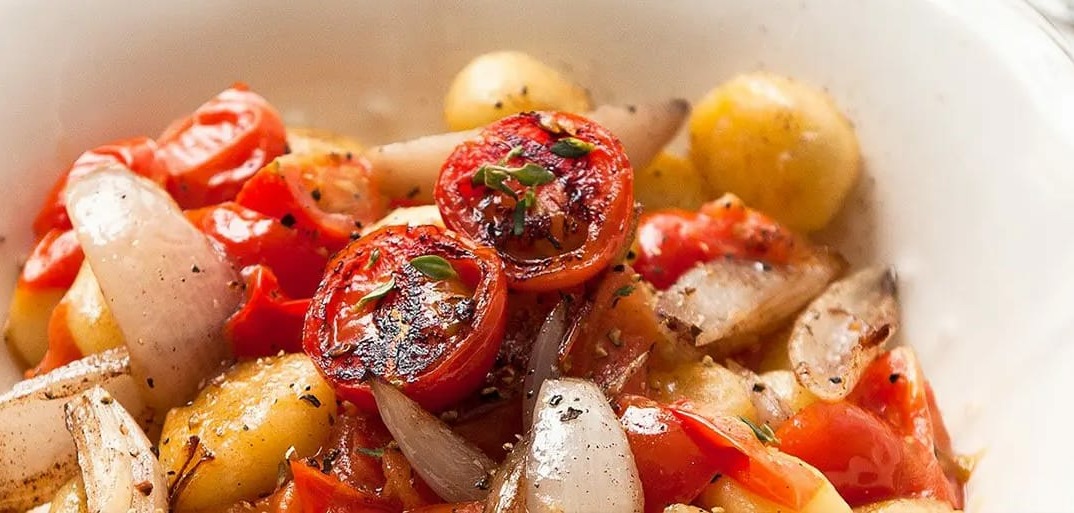 Tomato and gnocchi skillet – a delicious and comforting dish with fresh tomatoes, herbs, and golden gnocchi.