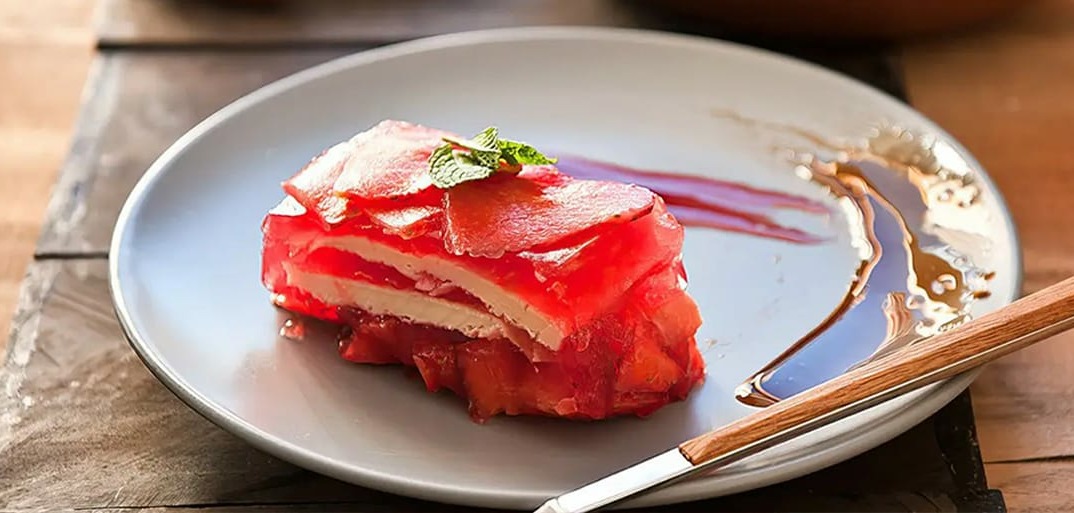 Heavenly strawberry cake – a delicious dessert topped with fresh strawberries and a light, fluffy sponge base