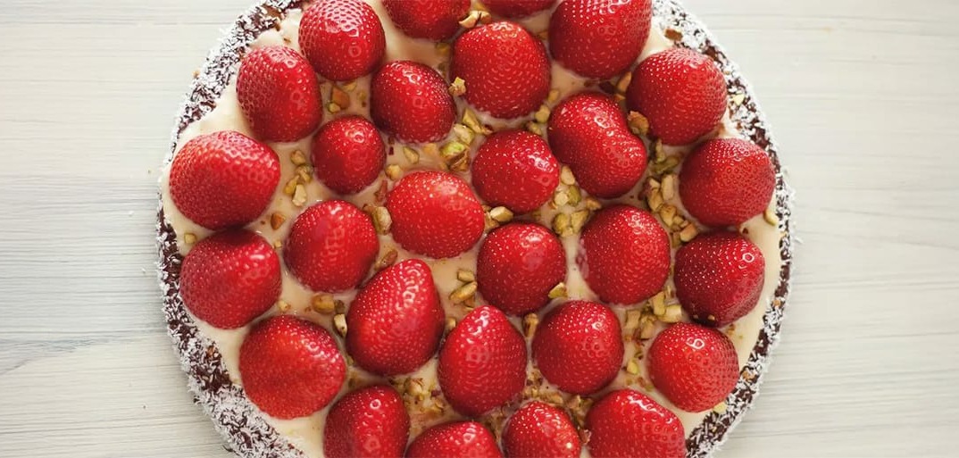 Classic strawberry cake – a delicious dessert with fresh strawberries and a light, fluffy sponge base