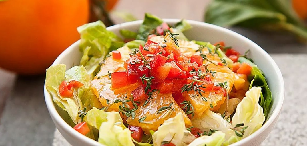 Orange and iceberg lettuce salad with bell peppers – a fresh, crisp, and colorful dish for a healthy meal.