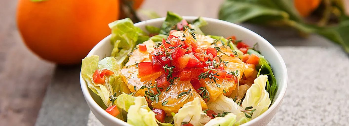 Orange and iceberg lettuce salad with bell peppers – a fresh, crisp, and colorful dish for a healthy meal.