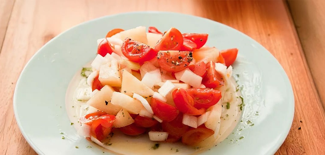 Summer melon and tomato salad – a refreshing, juicy, and vibrant dish perfect for warm days