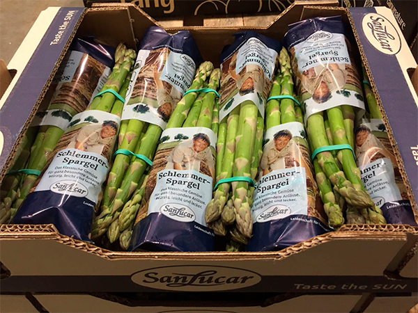 SanLucar Schlemmer asparagus neatly packed in a crate, showcasing fresh, high-quality green asparagus.