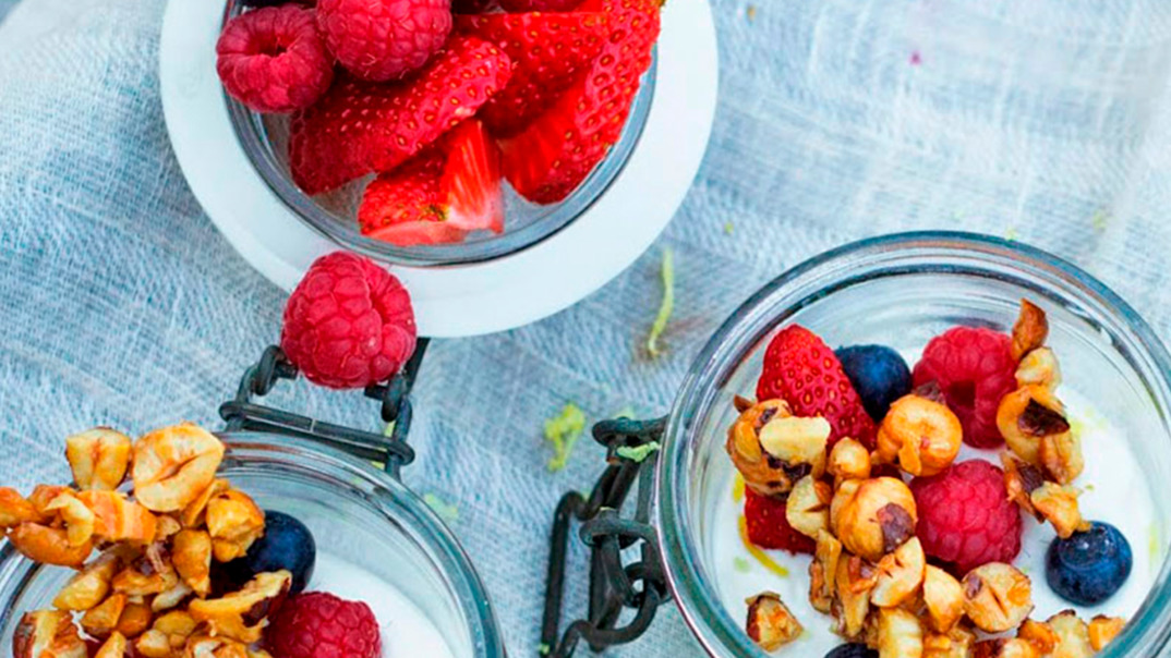 SanLucar Beeren in Einmachgläser mit Nüssen und Joghurt verfeinert