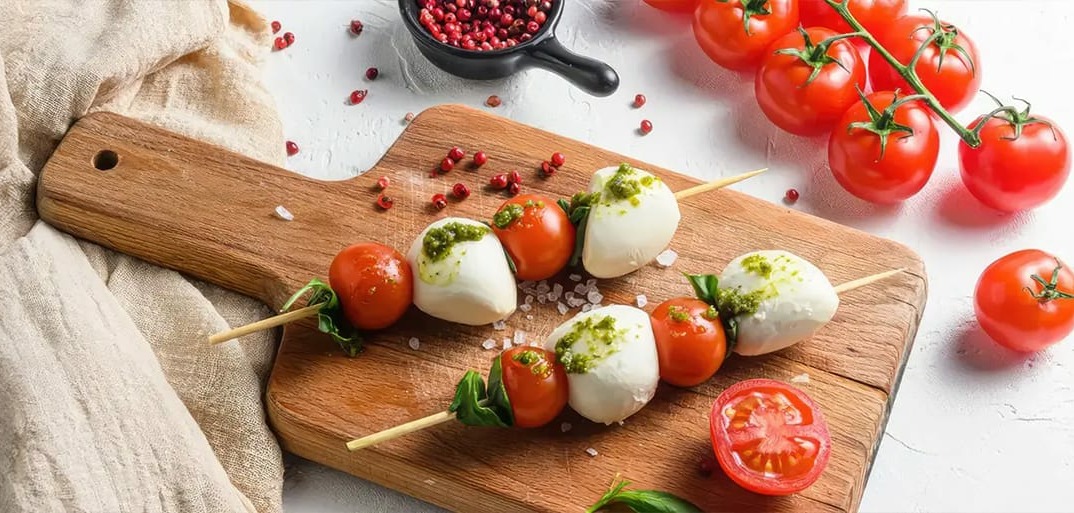 Tomato and mozzarella skewers with pesto – a fresh and flavorful appetizer perfect for any occasion.