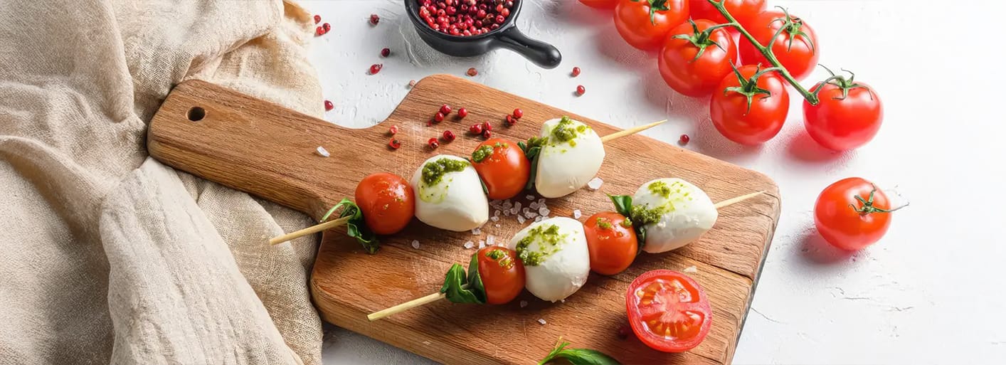 Tomato and mozzarella skewers with pesto – a fresh and flavorful appetizer perfect for any occasion.