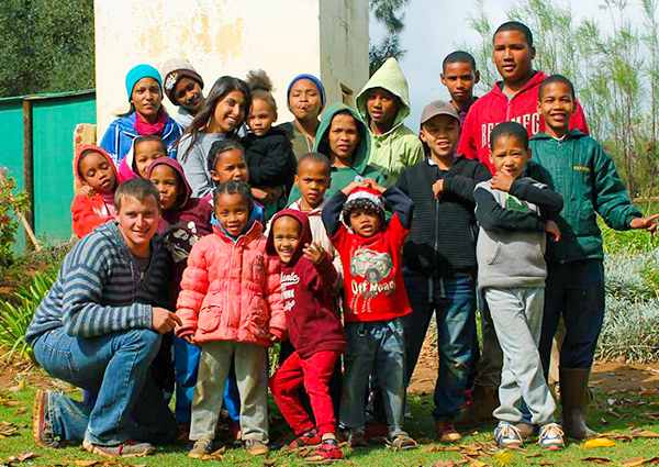 Gruppenfoto mit Kindern und Erwachsenen aus dem SanLucar Freiwilligenprogramm