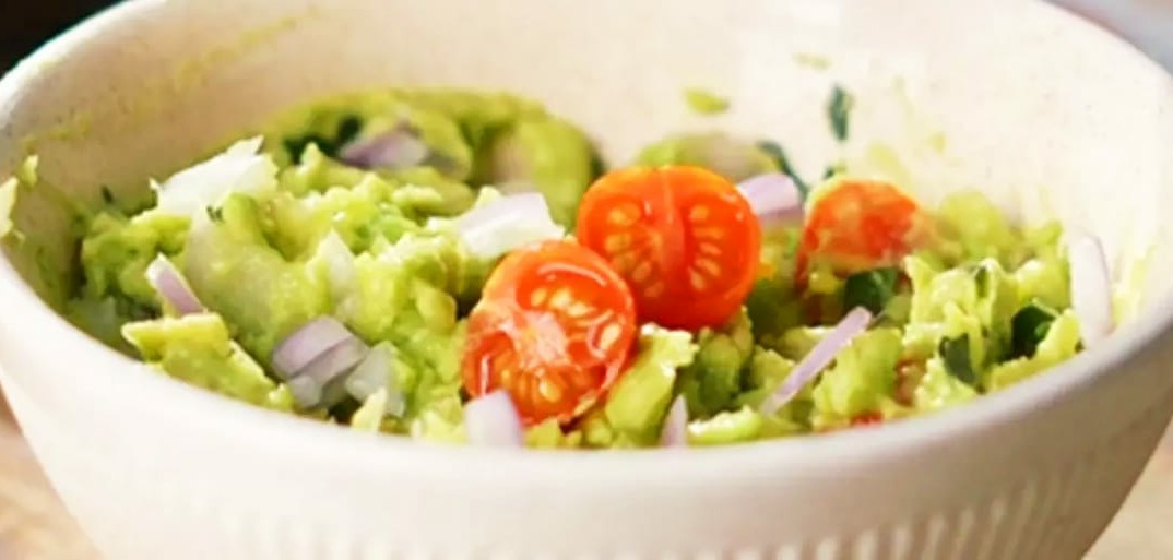 Fresh homemade guacamole with avocado, lime, and herbs – a creamy and flavorful dip.