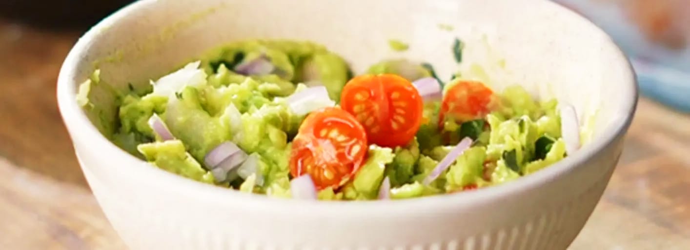 Fresh homemade guacamole with avocado, lime, and herbs – a creamy and flavorful dip.