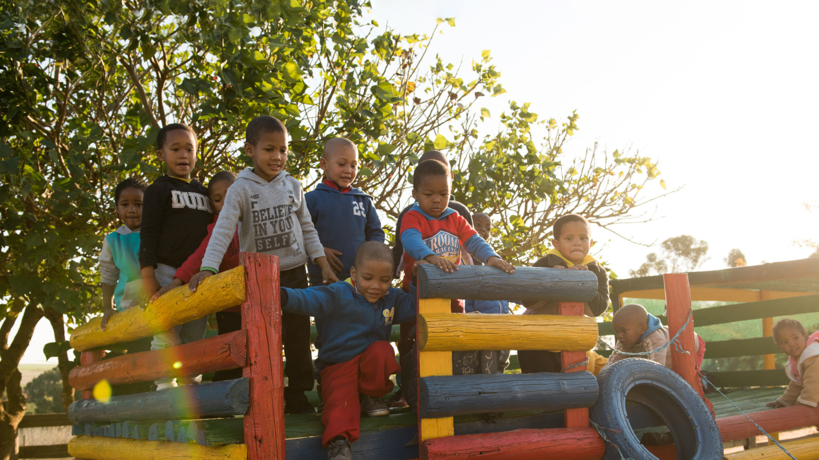 Kinder in Speelskool in Rooihoogte am Spielplatz