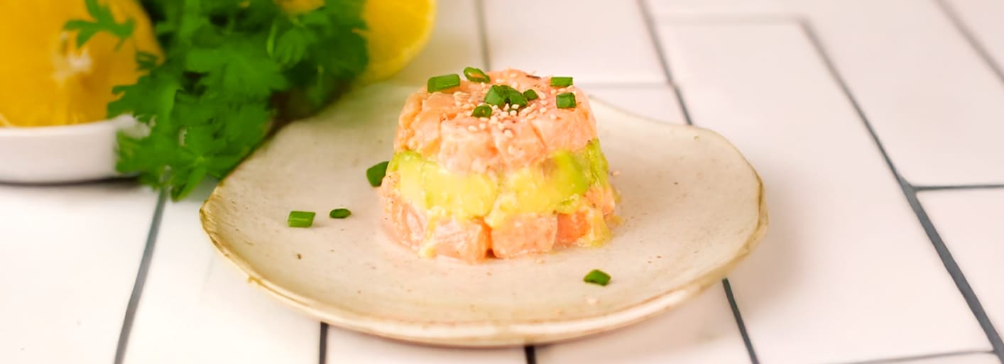 Avocado salmon tartare – a fresh and elegant dish featuring creamy avocado, diced salmon, and a delicate herb garnish