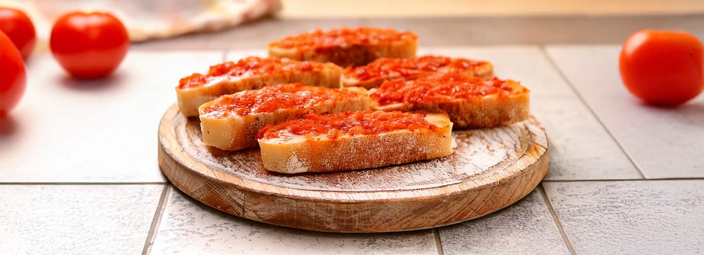 Catalan bread (pan con tomate) – traditional Spanish toast with fresh tomatoes, olive oil, and garlic