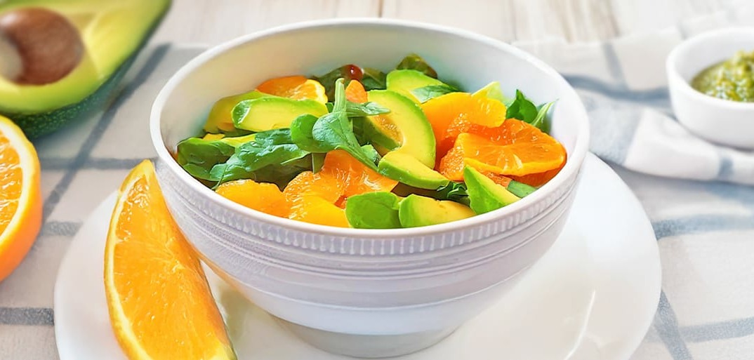 Citrus salad with pesto – a refreshing mix of oranges, grapefruit, and fresh herbs, drizzled with pesto dressing