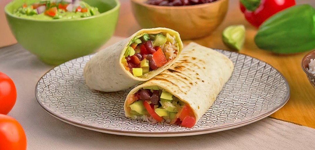 Burrito vegetariano – una deliciosa tortilla rellena de verduras frescas, frijoles y arroz, perfecta para una comida saludable.